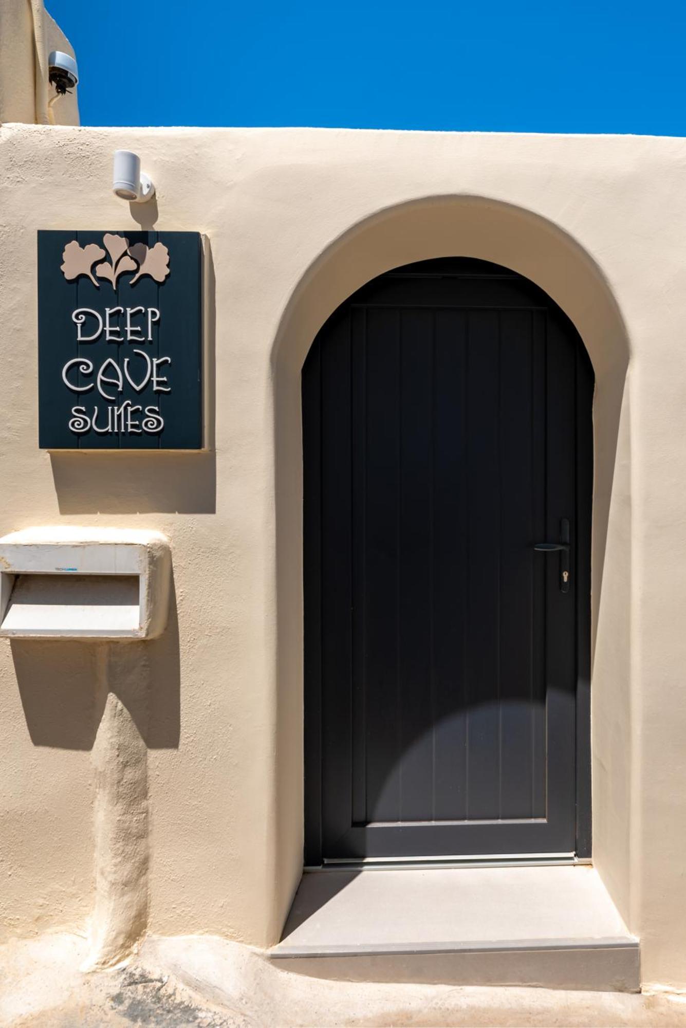 Deep Cave Suites Kontochori サントリーニ エクステリア 写真