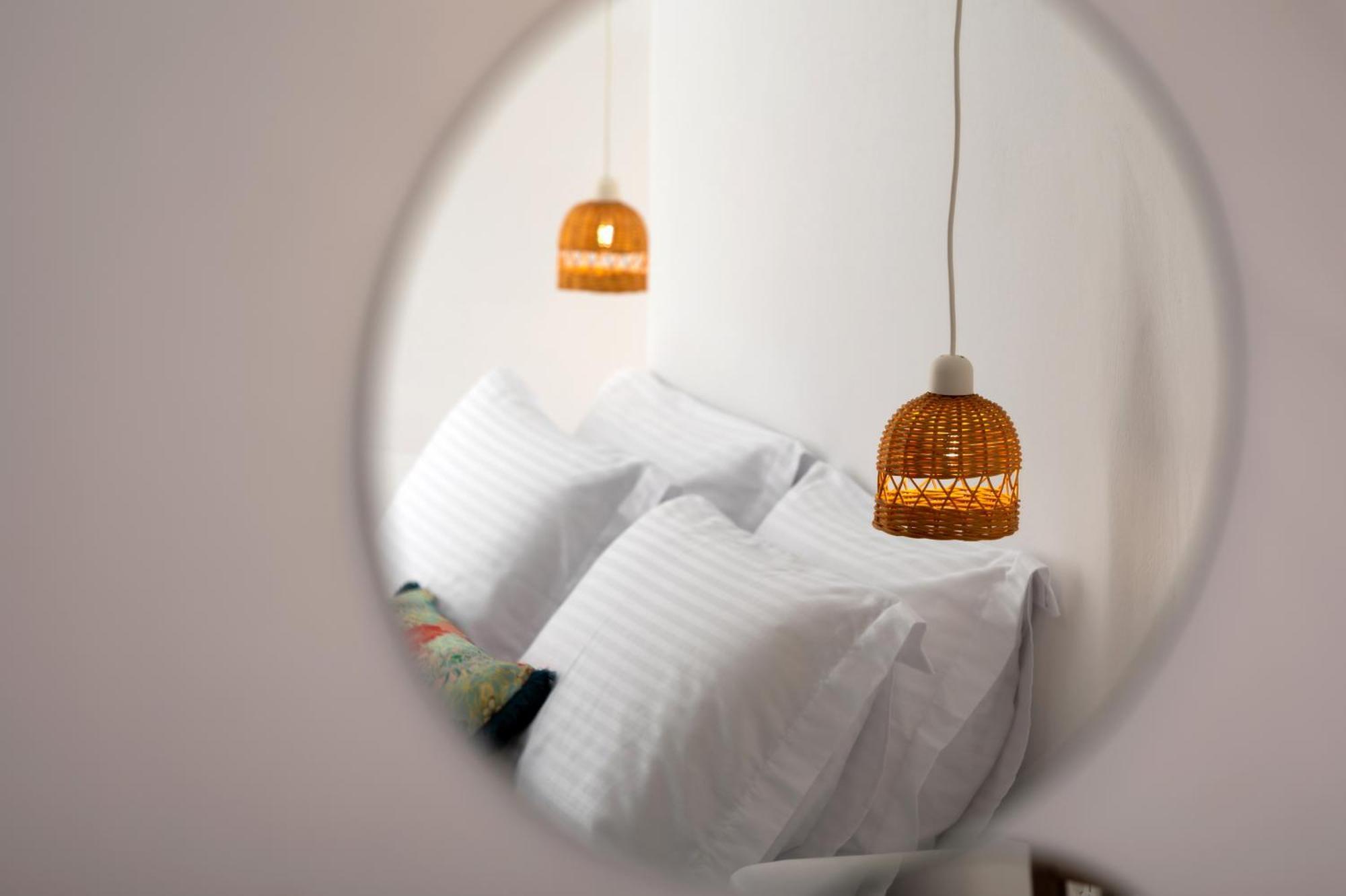Deep Cave Suites Kontochori サントリーニ エクステリア 写真